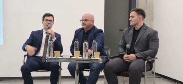 From left to right: Claudiu Cazacu, strategy consultant, XTB; Adrian Asoltanie, entrepreneur; Radu Puiu, financial analyst, XTB.